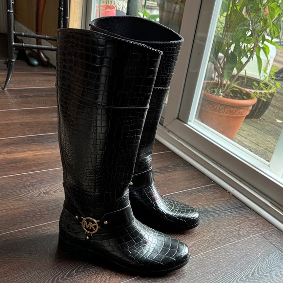 LIKE NEW Michael Kors Black Croc-Embossed Rain Boots - Picture 3 of 8